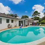 Poolside With Fire Pit Fun And King Holiday home *