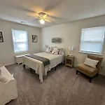 Your Cozy Retreat In Holiday home Charlotte