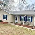Your Cozy Retreat In Holiday home Charlotte