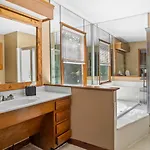 4bd Contemporary With Bbq, Game Holiday home Charlotte