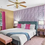Holiday home 4bd Contemporary With Bbq, Game Charlotte