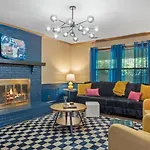 4Bd Contemporary Home With Bbq, Game Room