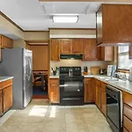 Holiday home 4bd Contemporary With Bbq, Game Charlotte