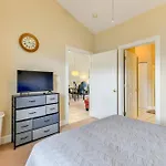 Holiday home Charming W/ Balcony, 1 Mi To Unc Charlotte! *