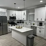 New Charming 3bd Townhome With Wifi - 9 Min To Uptown Holiday home *