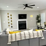 New Charming 3bd Townhome With Wifi - 9 Min To Uptown Holiday home *
