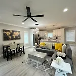 New Charming 3bd Townhome With Wifi - 9 Min To Uptown Holiday home *