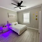 Holiday home New Charming 3bd Townhome With Wifi - 9 Min To Uptown