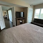 Spacious 2 Bedroom 2 Bathroom Apartment With Balcony In Uptown Charlotte! City Views & Free Parking!