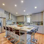 Modern With Yard 3 Mi To Uptown Charlotte! Holiday home Charlotte