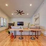 Holiday home Modern With Yard 3 Mi To Uptown Charlotte!