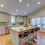 Holiday home Modern With Yard 3 Mi To Uptown Charlotte! *