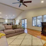 Modern With Yard 3 Mi To Uptown Charlotte! Holiday home Charlotte