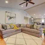 Modern With Yard 3 Mi To Uptown Charlotte! Holiday home