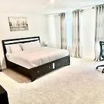 Spacious 4-bedroom House,6beds With Office Space Holiday home *