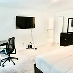 Spacious 4-bedroom House,6beds With Office Space Holiday home Charlotte