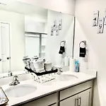 Spacious 4-bedroom House,6beds With Office Space Charlotte