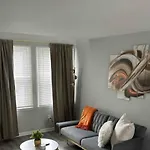 Uptown Apartment *
