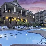 Cozy 1-Br Apartment With A Seasonal Pool