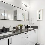 Apartment 2 Unit Modern Close To Uptown *