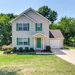 Near Uncc! Charlotte Family Retreat With Deck