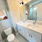 Brand New Build 10 Min- Uptown Holiday home
