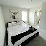 Brand New Build 10 Min- Uptown Holiday home Charlotte