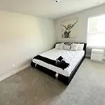 Brand New Build 10 Min- Uptown Holiday home