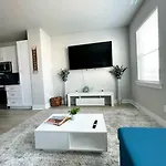 Brand New Build 10 Min- Uptown Holiday home *