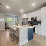 Brand New Build 10 Min- Uptown Holiday home Charlotte
