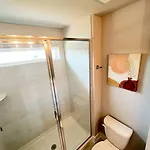 Brand New Build 10 Min- Uptown Holiday home