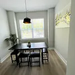 Brand New Build 10 Min- Uptown Holiday home