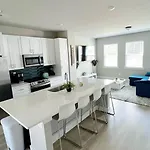 Brand New Build 10 Min- Uptown Holiday home *