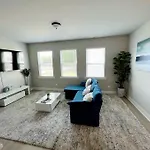Brand New Build 10 Min- Uptown Holiday home
