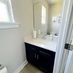 Brand New Build 10 Min- Uptown Holiday home