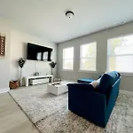 Brand New Build 10 Min- Uptown Holiday home