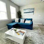 Brand New Build 10 Min- Uptown Holiday home *