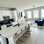 Brand New Build 10 Min- Uptown Holiday home