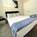 Brand New Build 10 Min- Uptown Holiday home