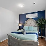 Cozy 4br Near Uptown -king Bed- Jacuzzi *
