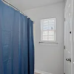 Cozy 4br Near Uptown -king Bed- Jacuzzi Holiday home