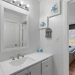 Cozy 4br Near Uptown -king Bed- Jacuzzi Holiday home *