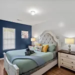 Cozy 4br Near Uptown -king Bed- Jacuzzi Holiday home *