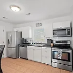 Cozy 4Br Home Near Uptown -King Bed- Jacuzzi