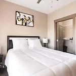 Charming Uptown Studio With, Pool, Bar, Shops