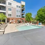 Charming Uptown Studio With, Pool, Bar, Shops