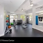 Charming Uptown Studio With, Pool, Bar, Shops