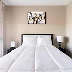 Charming Uptown Studio With, Pool, Bar, Shops