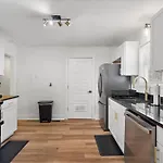 Renovated, Sleeps 9, Fire Pit & Games, 5 Min To Uptown