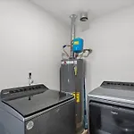 Renovated, Sleeps 9, Fire Pit & Games, 5 Min To Uptown